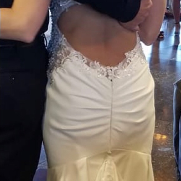 Beautiful wedding dress - Picture 3 of 4